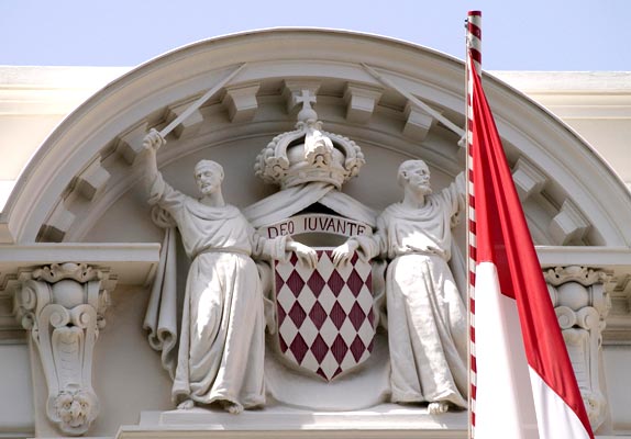 Герб княжества Монако на здании