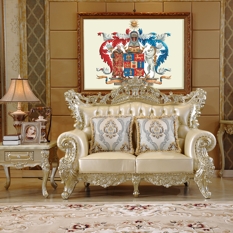 родовой герб на картине над диваном в классическом интерьере