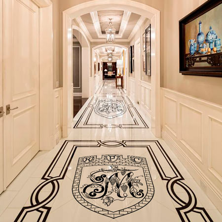 монограмма на мраморном полу в дизайне коридора