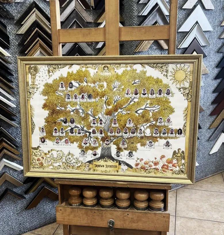 Большое родословное дерево в виде дуба с фотографиями членов семьи, с оригинальной неповторимый композицией, наследие и память.