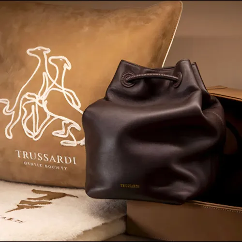 Trussardi и борзая, союз геральдики и элегантности