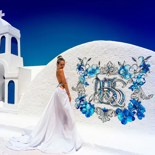 Разработка свадебной монограммы с синими цветами и ручной отрисовкой на фасаде здания на свадебном торжестве.