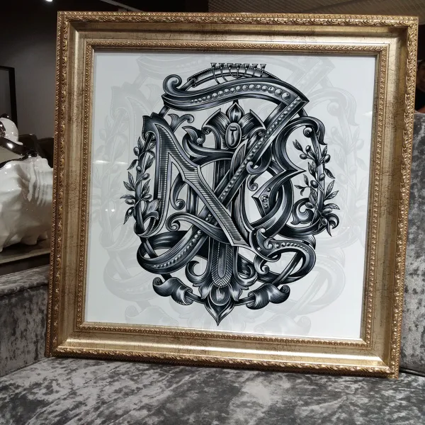 Картина в технике тушь и перо с индивидуальной монограммой — пример художественного оформления в рамках дополнительных услуг.