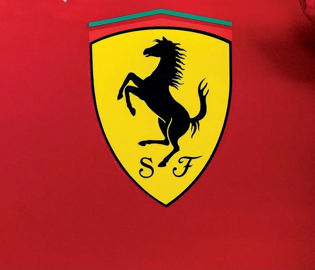 Эмблема Scuderia Ferrari чёрная гарцующая лошадь на жёлтом геральдическом щите