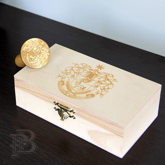 упаковка деревянная коробка с сургучной печатью с фамильным гербом