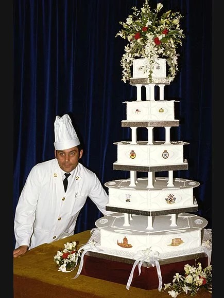 Свадебный торт Дианы и принца Чарльза, рядом с тортом кондитер Дэвид Эвери