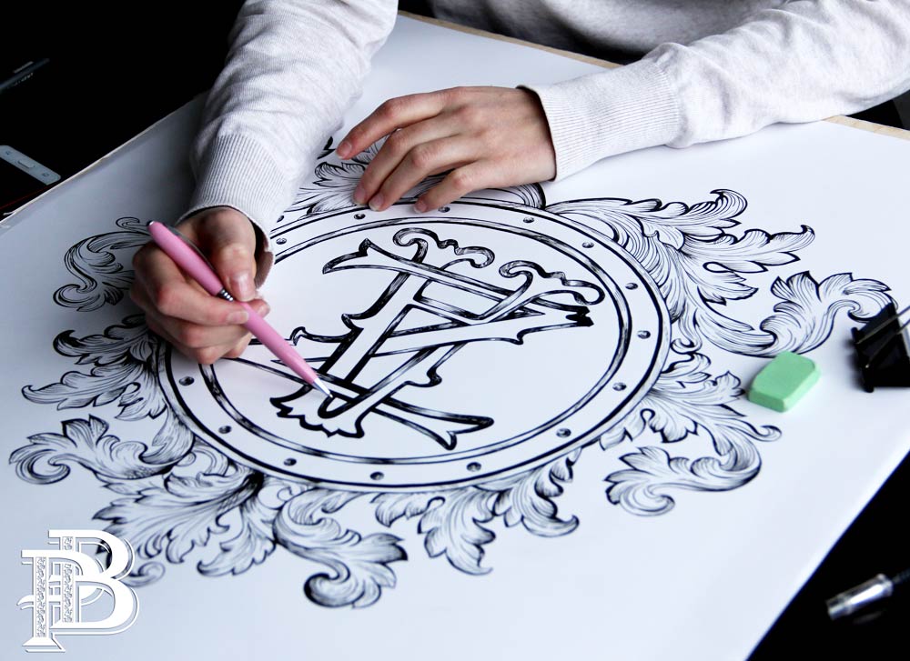 художник Геральдической Мастерской рисует картину монограмму
