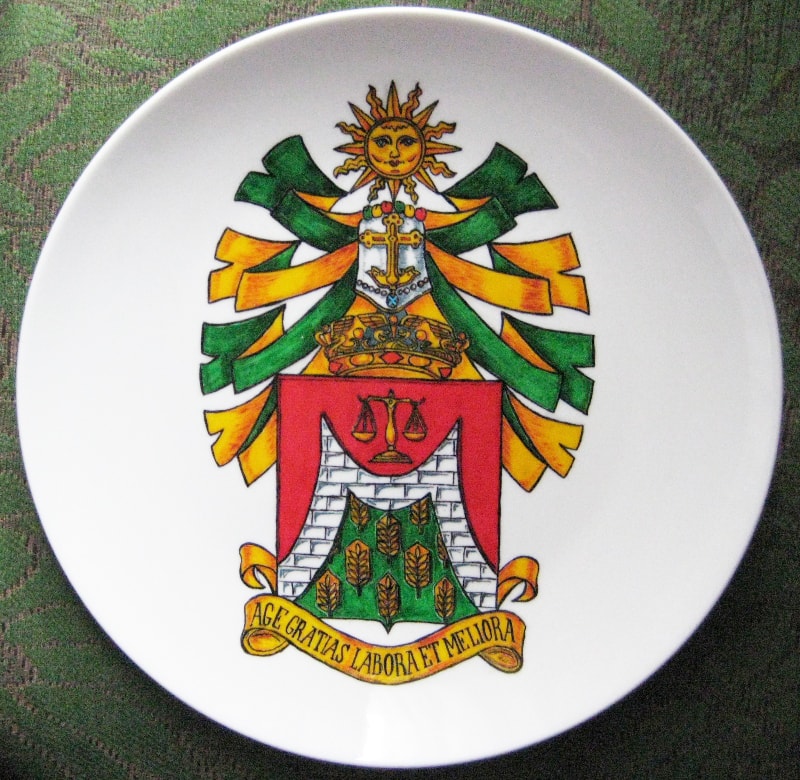 изготовление гербов и монограмм, роспись на сувенирных тарелочках